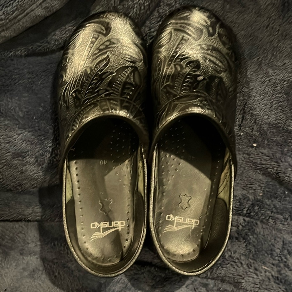 Dansko Black tooled Leather Clogs sz 40
Gently used